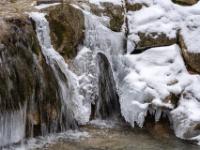 Vorhang aus Eis an Felsen einer Kaskade im Lochgrabenbach